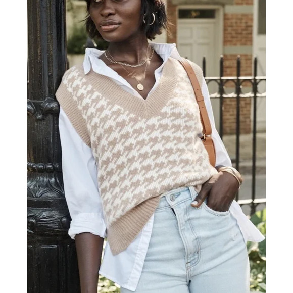 Abercrombie & Fitch Jackets & Blazers - A&F: Houndstooth Sweater Vest in Tan